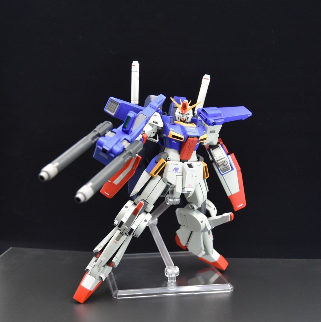 バックパックはGFFを参考にフレームを自作しました。キットのままでは不可能な肩を水平に上げることもできます。ライフルはキットのままでは大きすぎるため、基部を切り詰めて小型化しました。