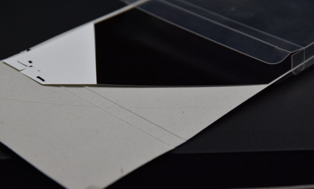 インテーク内の作り方です。はじめにカーボンフィニッシュを斜め45°にカットします。