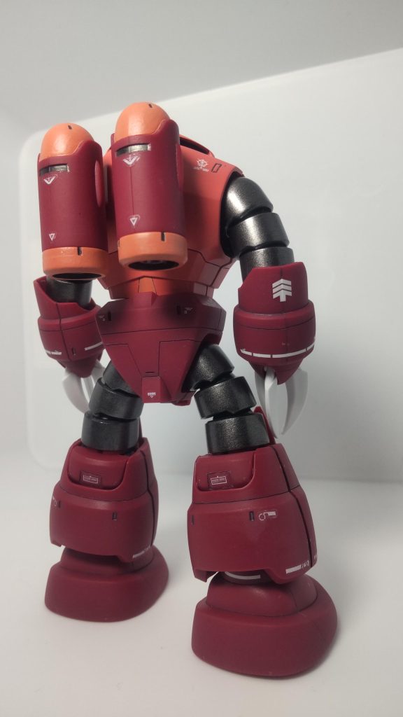 Mr.HOBBYのシャアピンクが安く手に入ったので、部分塗装してみたところ、以外に良いアクセントになりました。デカールはいつも同様にそれなりに貼り付けましたが、セリアのデカールをそこそこ使用してみました。なかなか良い雰囲気になったなと、感心してます。