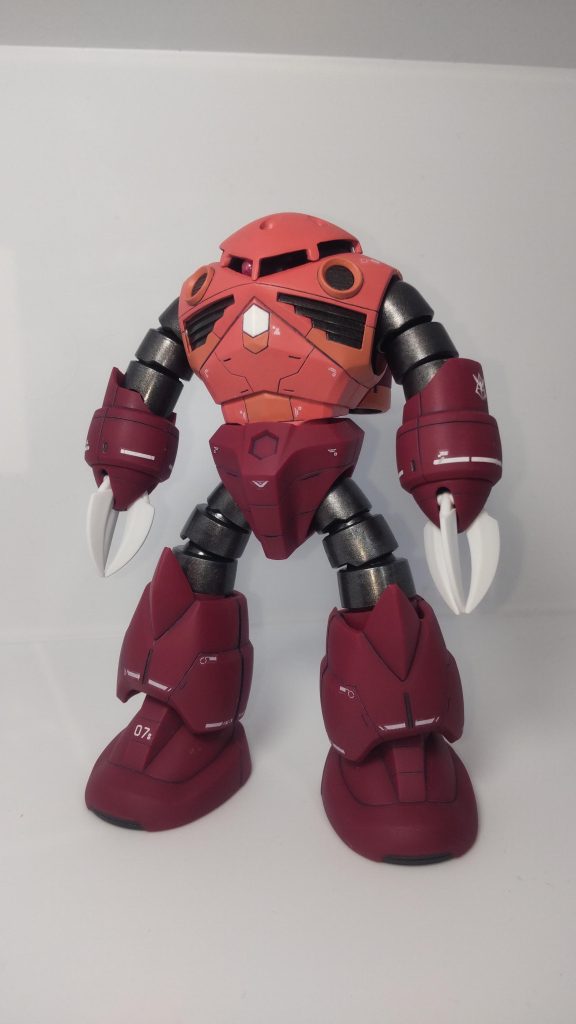 改修点はモノアイスリットを狭くしたこと、モノアイを可動式にしたこと。塗装は、改修した胴体とその他を部分塗装する程度に留めました。全塗装する元気はありませんでした 汗。