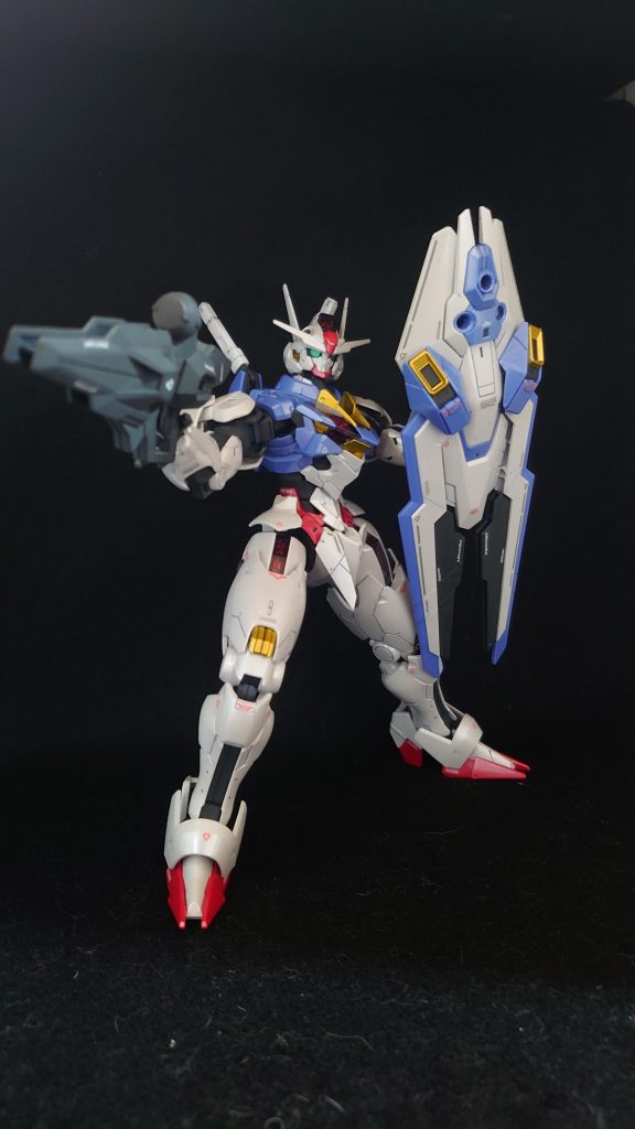 色合いが独特で成型色が綺麗だったので、成型色にパールホワイトと光沢クリアで仕上げました。黄色は気に入らなかったのでゴールド下地にクリアイエロー、フレーム類は適当に調色し艶消しクリアでメリハリをつけました。