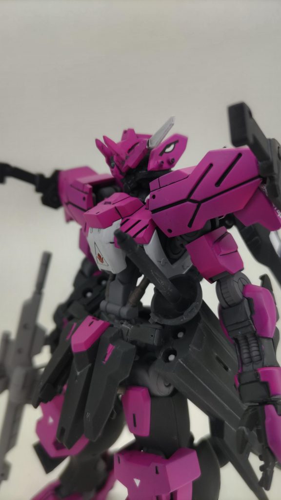 顔面アップ 過去の流星号と違い、頭部ノーズアートを描く場所のないガンダムヴィダール。シノのこだわり( ワガママ)により、予備部品の装甲板を適当に加工・ペイントしボルトにて無理やり頭部に装着、という妄想。 なお、新規デザインを考えたり表現する能力がないので、ガンダムデカールよりフラウロス用デザインを貼りました。