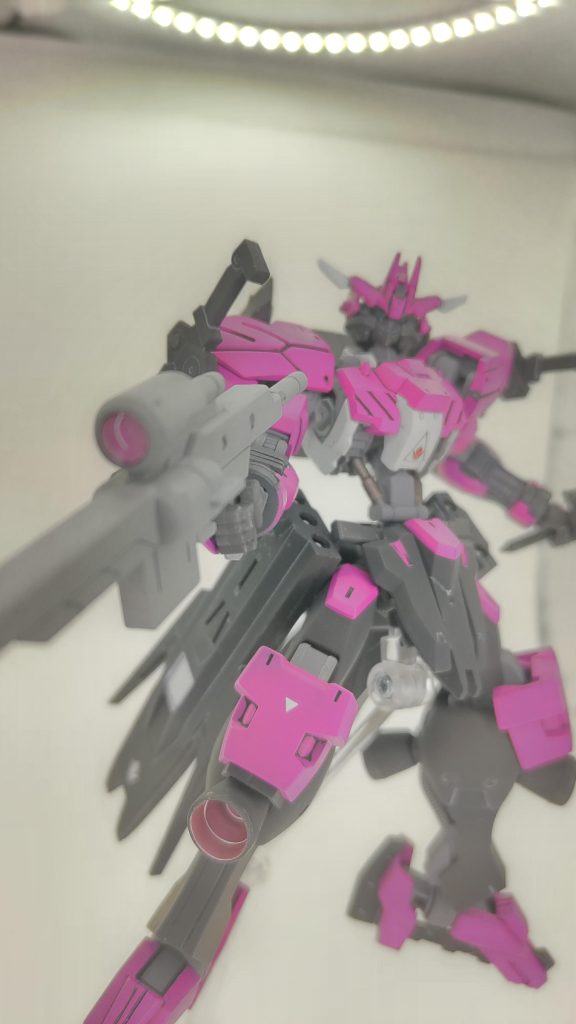 ライフルを構えて 鹵獲した機体なのに装備が揃うのはおかしいけども、それはそれ。スコープ部は100均のレジン( ライトピンク)を流し入れています。