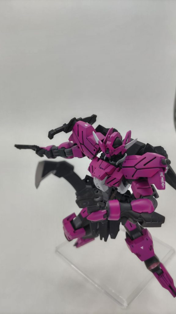 アサルトナイフを構えて ガンダムヴィダール、取説等調べたら近接武器がバーストサーベルとハンターエッジしかなかったので、シノならすぐサーベル使い切ってしまいそう、と思い発売( 再販?)されたばかりのフラウロス用アサルトナイフを装備させました。取付位置は悩みましたが、セイバーガンダムのビームサーベル取付位置と仮◯ライ◯ーガ◯ックを思い出して両肩に。