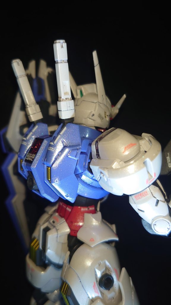 赤や青の部分もそのままパールホワイト。