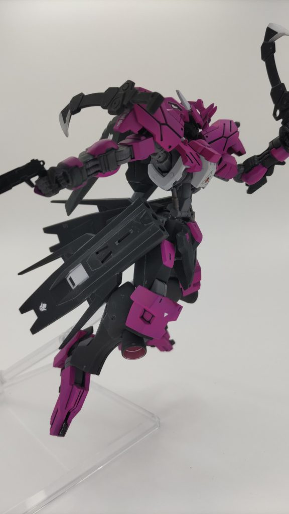 ハンドガンを構えて 先人の記録を参考に、腰部ハンドガン格納にある成型を切り取り実際に格納できるようにしました。しかしやり慣れない作業のため左右で大きさが違い、耐久性もほぼないという。