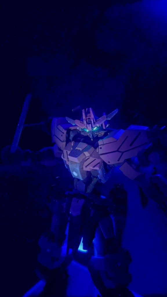 ブラックライト点灯 キマリスとヴィダールのカメラアイのカラーが違うので、変更可能と判断し蛍光ブルーグリーンで塗装しましたが、ブラックライトで照らさないと全く見えませんでした。