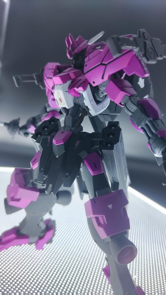 いつものライティングベース 鉄血キットは放送当時のバルバトス以来となり、少ないパーツで表現できてるなと当時思っていましたが、このヴィダールも思った以上に少ないながら再現具合に驚きました。色々な機体を差し置いてMG化が決まっているこの機体、作る事はないですがどんな稼働するのか楽しみです ところでヴィダールが鉄華団側にあるということは、最終決戦でバエルを止める相手がいないということで……その後の世界はどうなっているのでしょう?