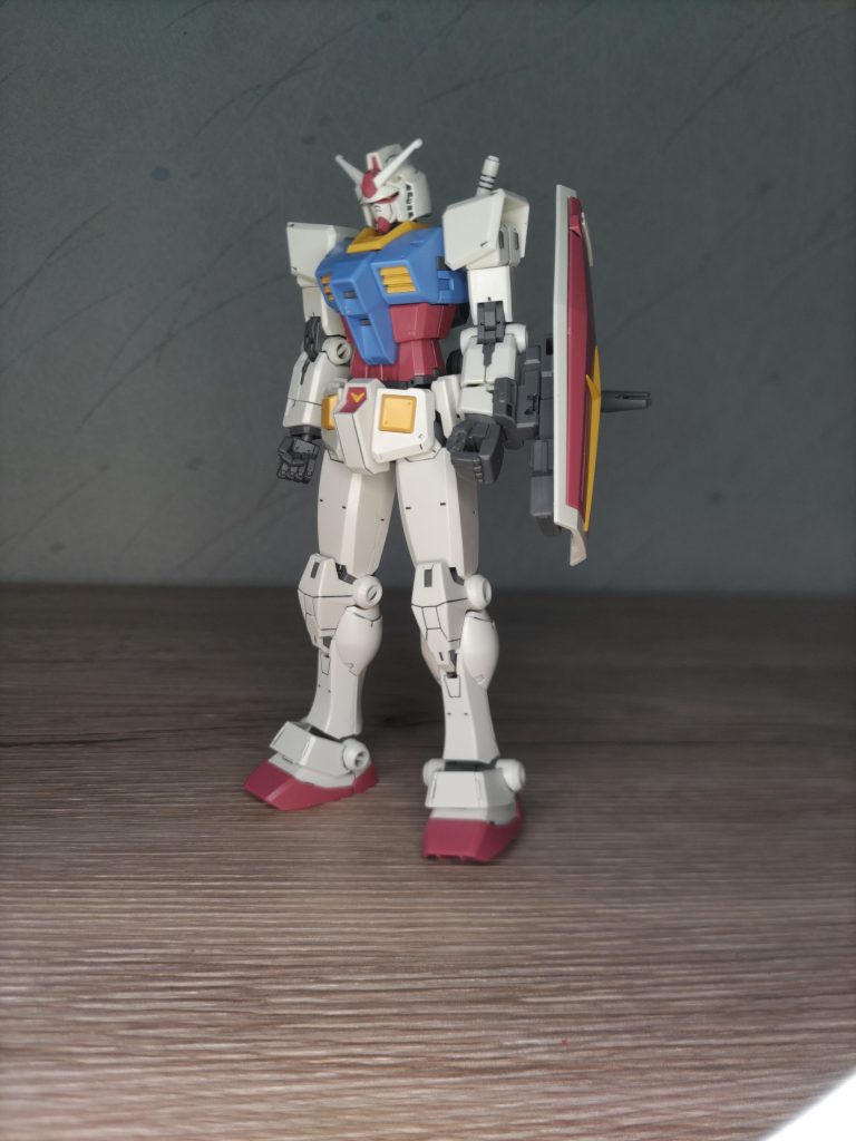 素立ち。モノアイのみシール付属されてましたがいつも通りノーシール。いつものHGも色分けかなりされているがこれに関しては塗装全く無くてもかなり色分けされててよかった。落ち着いた色合いがいいてすね。ということでほぼ墨入れのみです。