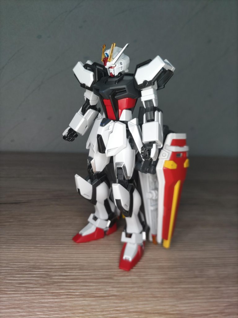 本体は以前に乗せたものなので割愛します。ストライクの戦闘データを基に継戦能力向上と既存のストライカーパックの強化を目的とした新しい補助追加武装SSS( ストライカーサポートシステム)の1つ。戦闘における防御能力・防衛能力を向上させる目的で作成されたSSSS( シールドストライカーサポートシステム)。