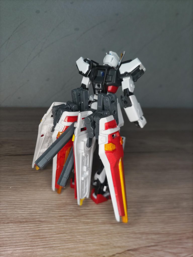 シールド四枚とエネルギータンク二つが搭載されており、腰部に装着可能。