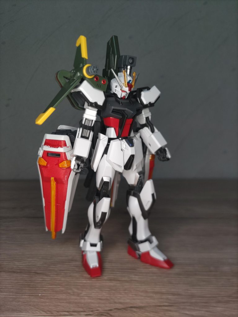 ストライカーパック強化を目的としてるため同時装備可能。他ストライカーパックでも装備可能だがランチャーが一番シールドが必要そうなのでこの形態が使用頻度が多そう。一応ソードストライカーと合わせて突進能力強化も戦術として想定されている。