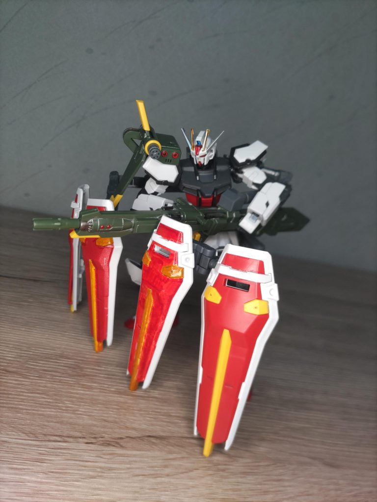 シールドはEGストライク、アストレイ、M1、ルージュから拝借。本物のストライクのシールドが無いというオチ。そのため塗装もマチマチ(汗)。なんとなくサンダーボルトのガンダムを彷彿とさせるな、、、今後別のSSSを投稿したいと思います。