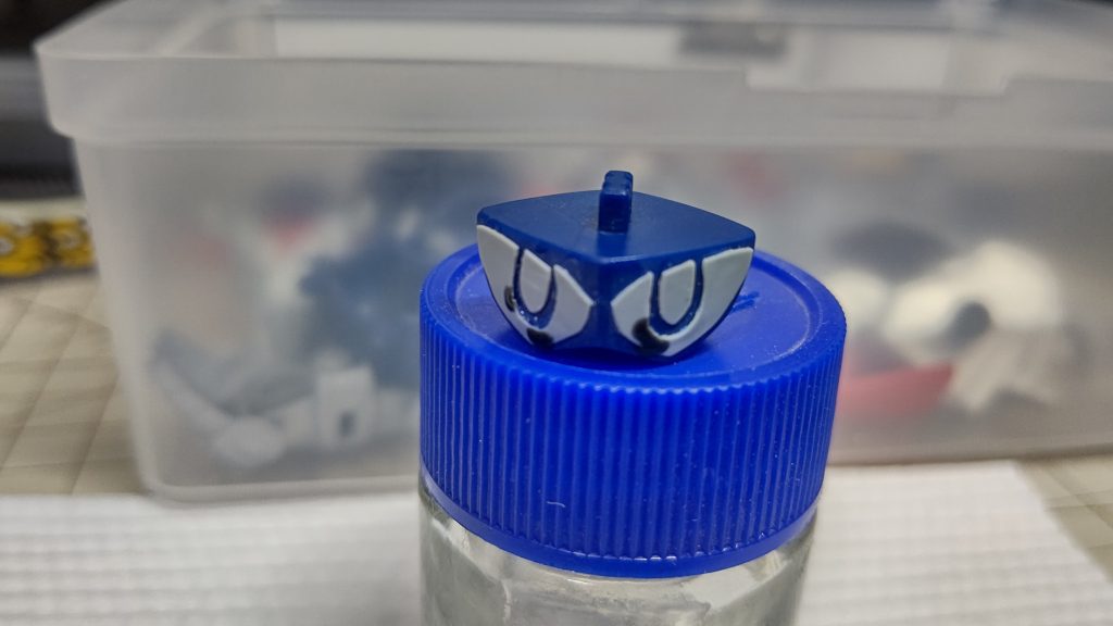 目は0.3ミリのプラ板で形を作ってます、結果結構ガタガタになったので次回からはシールでもいいかなと思うほど難しかったです