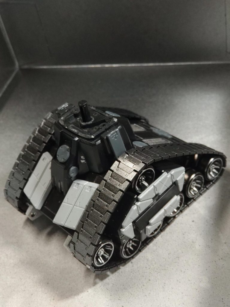 下半身のタンク部分とりあえず、腰を回らせるのと胴を短くしたかったので、腰部分をバッサリカットビルダーパーツよりMSアーマー01からいくつかのパーツと、カスタマイズマテリアルよりいくつかのデコレーションパーツを付けました