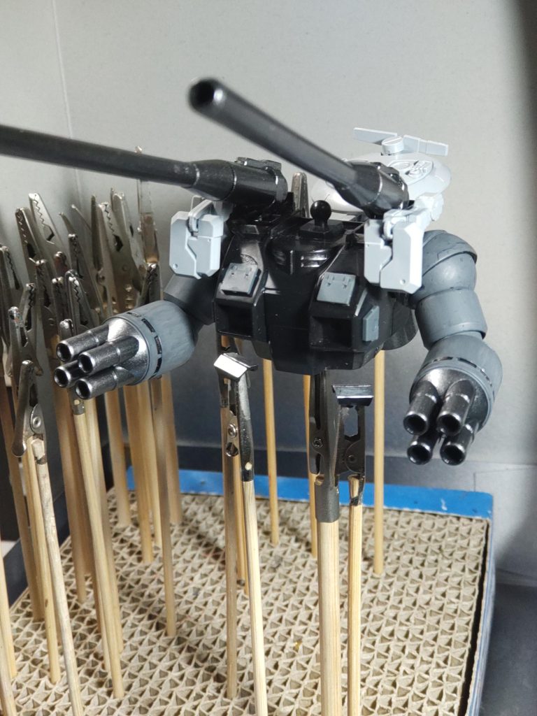 上半身とキャノン部分こちらもお腹部分の出っ張りと、頭部に武装を取り付ける為にキャノンの内側部分の壁を、バッサリカットそして、MSアーマー01から肩アーマーとディティールアップパーツを取り付けて、レドームを背面に設置