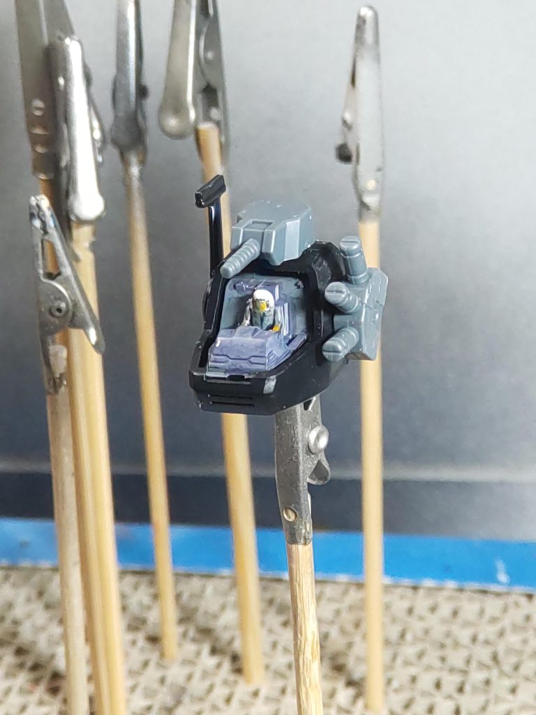 頭部こちらは、30MMのオプションパーツセットより小さな武装を取り付けましたなお、人形は連邦軍の地上服を意識して、雑に塗りましたwところで、一番危険なキャノピーはそのままで良いのか❓️大丈夫だ、問題ない❗️