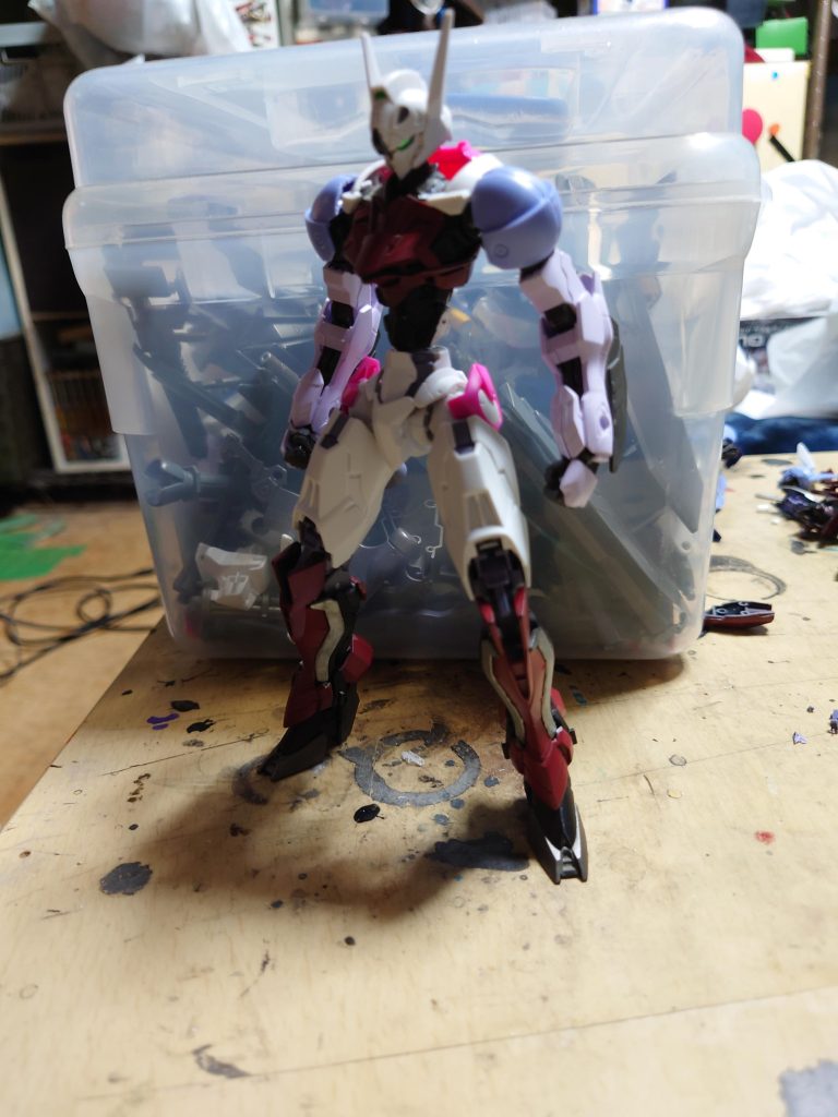 制作過程事の魂胆は水星キットの脚短いな…と感じルブリスの太ももとロードアストレイの足をミキシングしたら意外にも長身になりすぎて胴体もロードアストレイを使用、腕をマルコシアスを使いバランス調整し最初は細マッチョの体型になりこれはアリだと思い細マッチョルブリスとして制作…