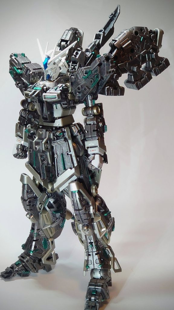 装甲から露出する部分はサイコフレームを意識してメタリックグリーンを多めに使ったので内部フレームの部分はあまり派手になり過ぎないように同系色を使って塗り分けしてみました。