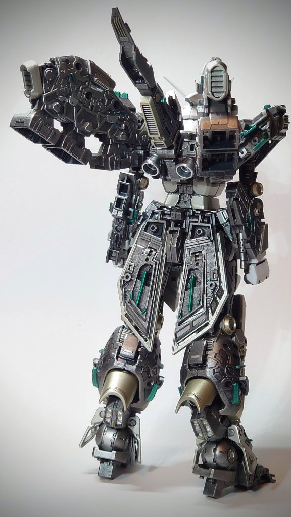 バーニアとかはタミヤのメタルシルバーって色を試してみました。凄い良い塗料だったんですが吹くの難しかったですね。