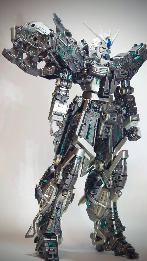 金と銀の部分はタミヤのチタンシルバーとチタンゴールドを使ってみました。外装が明るめなんでこのくらいのほうがまとまり良いかなと思って選びました。