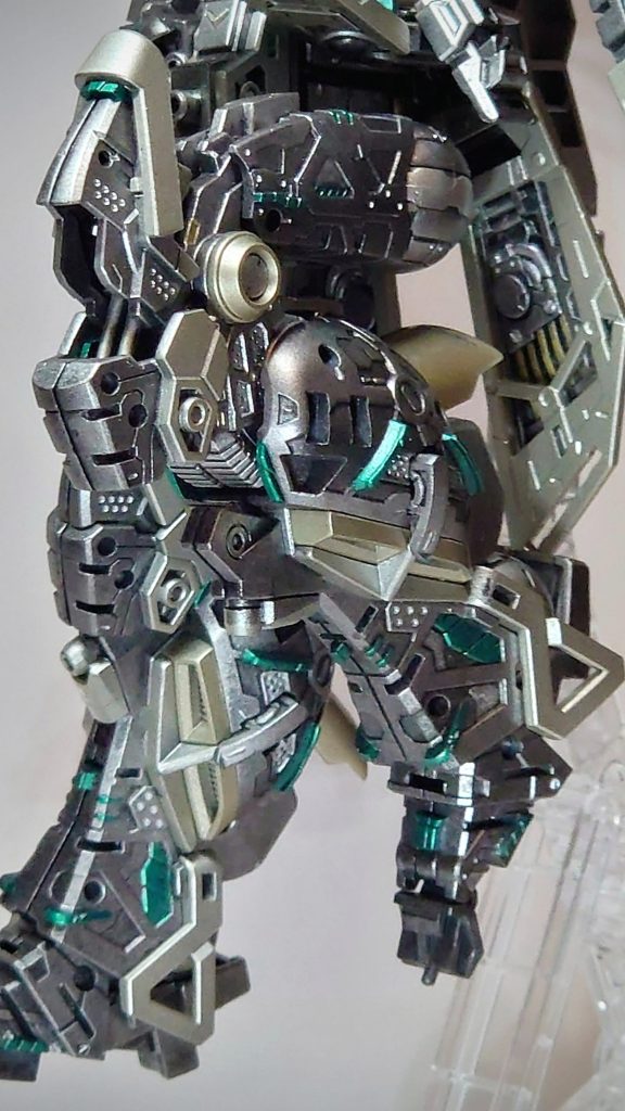 装甲を被せたらチラ見えするのわかりきってるので塗り分け頑張ってみました。