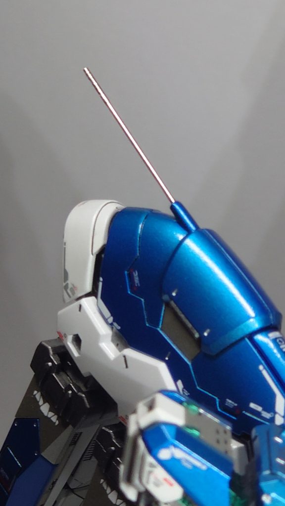 RGの魚のヒレみたいなとこが気になってたので切って削って最後に手元にあったダイソーの棒ヤスリを切断して挿しときました。意外とそれっぽくてびっくりです。GUNSTA用に撮影してたら手を引っ掛けてポキっと折れてしまい死ぬほどへこみました…後日、接着して塗り直したので次からは慎重にいきたいと思います。