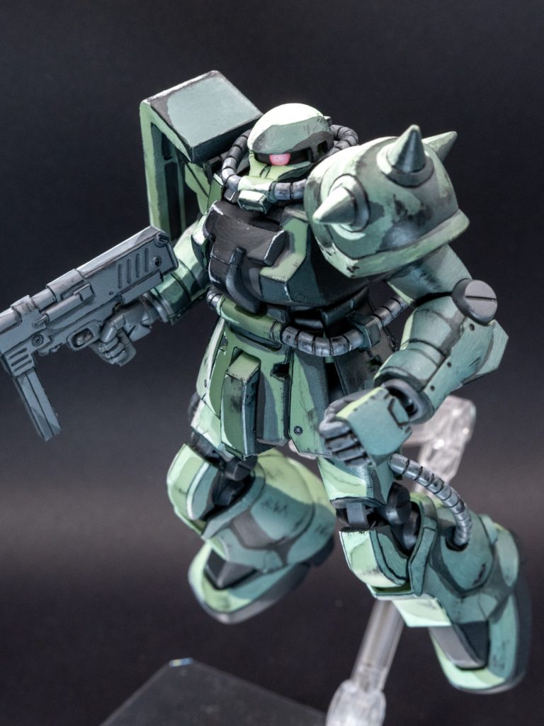 モノアイはエイチアイズを使用。中心からじんわりと発光している様子を表現しました。