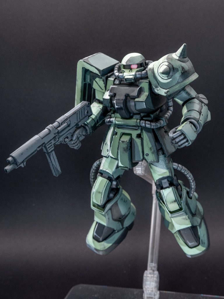 塗装はアクリルガッシュを使い、筆塗りしています。機体が発光しているような様子を目指しました。