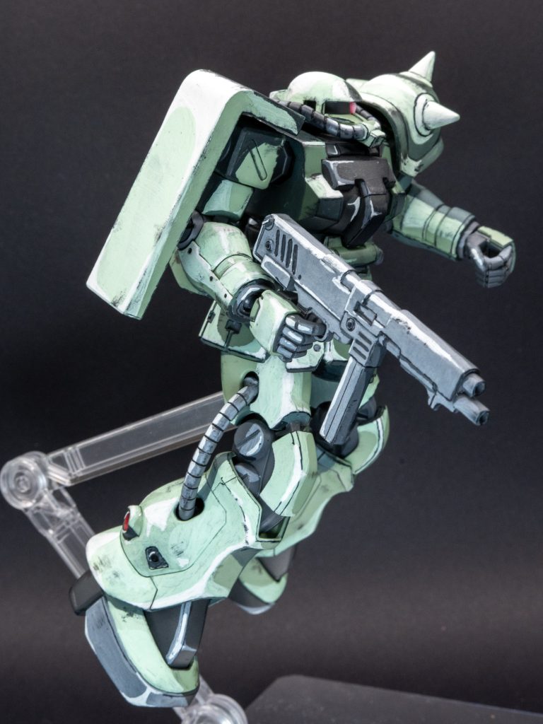 全身にイラストのタッチのような線はドライブラシで表現しました。