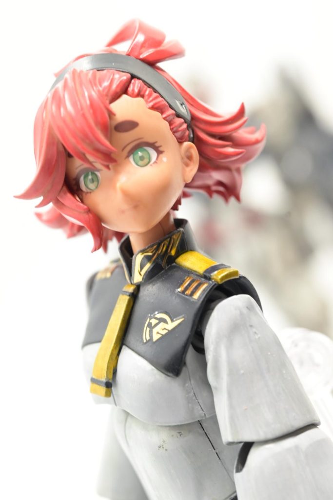 ちょっと微笑んでいます