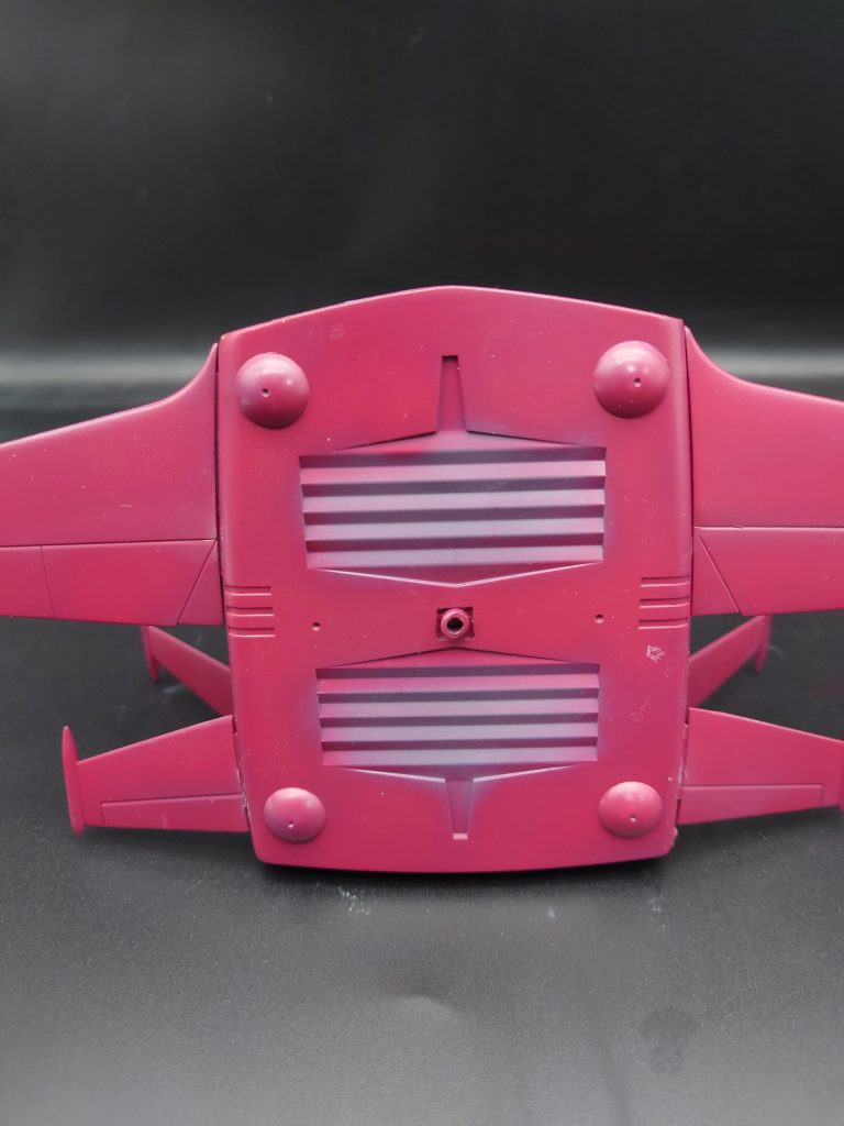 裏側　　付属のベースでは強度が怪しく、グフを乗せたときに強度を上げるためにガンブラディスプレイベースに飾りたかったので、中心の接続軸は、3ミリ軸が入るようにちょこっと改修してます。