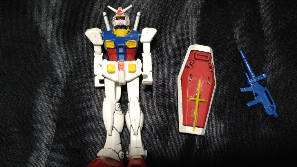 20数年前の食玩なんてよく原型保っていたなと思います。見つけたときの状態は↑こんな感じ多分ガンプラマーカーか何かで子供ながらに塗装とスミ入れをした状態だったのだと思います。ガンプラマーカーの色はなんか分離してベタベタになってました。それを...