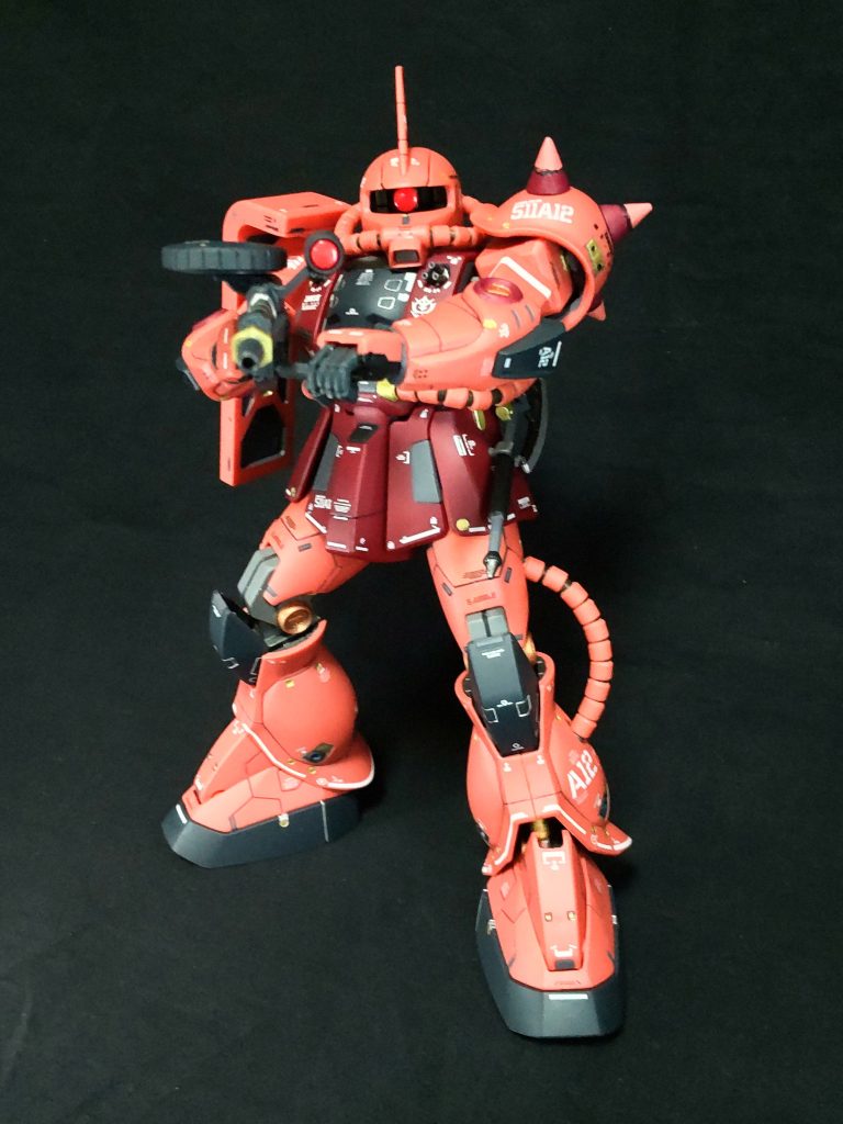 ザクマシンガンをかまえて、脚は、これが限界、腰部が動かないのが致命的で立たせてのポージングは難しいです、後ろに倒れます。