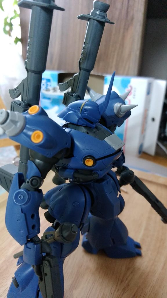 頭部は、1mmプラ板でオデコパーツを前のめりにして、にらみを効かせ悪顔にしてます。胸のトップをヤスリで面だししたら、薄くなりすぎてスジ彫り出来なくなってしまったので、1mmプラ板貼ってボリュームアップ結果オーライ。肩スパイクは、市販品と入れ替え。既存のスパイク基部は削って整えます。市販品のスパイク基部は、装甲の曲線に沿って削り形状を合わせ隙間がでないようにします。