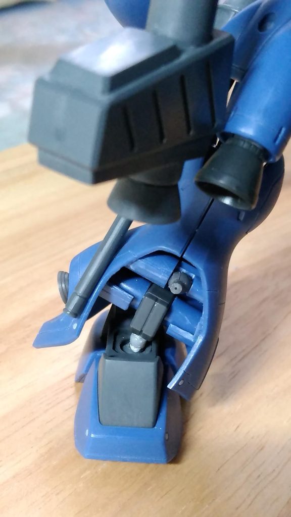 ふくらはぎの既存すじ彫りに沿って、スジ彫りを深くいれてエナメル溶剤で割ります。エナメル割り!市販の間接パーツをダボ部に穴明けて取り付けてます。あとでバーニア追加が終わったふくらはぎ装甲を取り付けます。バーニア追加すると窮屈で可動範囲に影響でたので、足首は2mm伸ばしました。