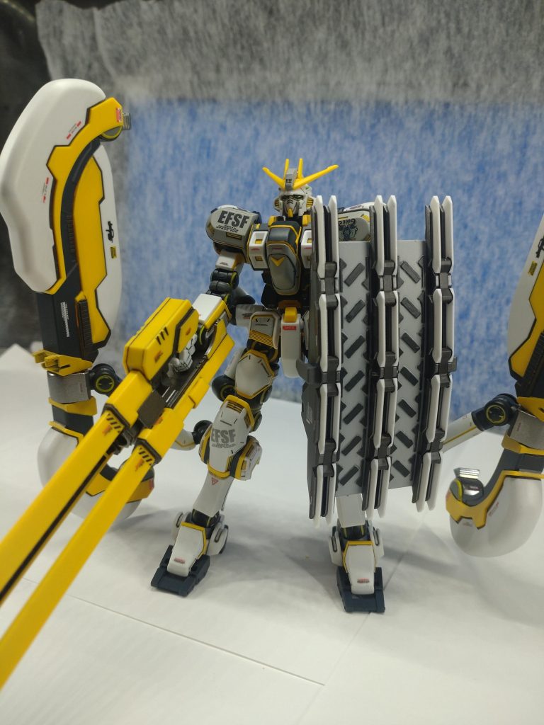 シールドと上半身と各関節の丸モールドの塗り分けが大変でした。実は表面処理とサフ吹き終了後塗り分けが面倒くさくて中々やる気が出なくて、三週間ほどほったらかしにしてたので完成まで二ヶ月近くかかってしまいました。