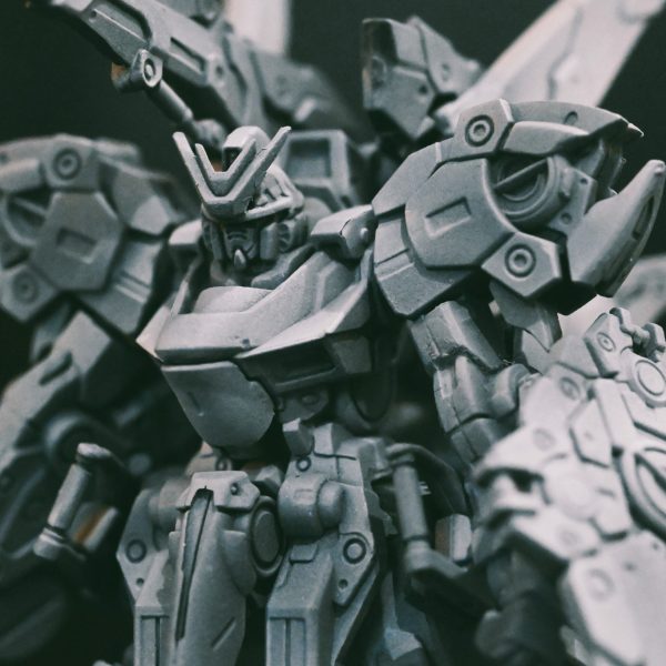 ベース色の白色を塗装ガンダムの白色はすごい重要だけど塗料を買い足せるスペースは部屋にないので手持ちの白色を消化するガイアカラーNo.001 ピュアホワイトMr.COLOR GX100 スーパークリアーIIIを混ぜて半透明のホワイト？を作って吹いたクリアホワイト？聞いたことないなと思ってしらべたらガイアカラーNo.050がクリアホワイトだそうですへーしらなかった２日前、黒サフ1500　（黒立ち上げ）１日前、白サフ1500　（カラーモジュレーション）今日　、白色　　　　（ベース色）普段の流れでBlack&Wthiteにしたけど白サフって意味なかったですか？ （2枚目）