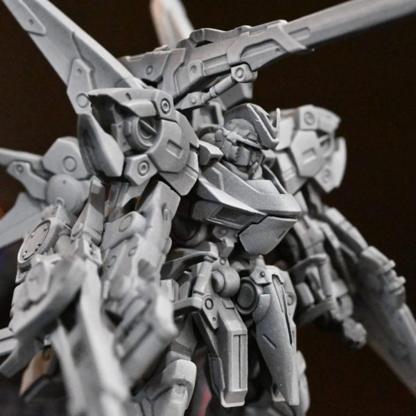 ベース色の白色を塗装ガンダムの白色はすごい重要だけど塗料を買い足せるスペースは部屋にないので手持ちの白色を消化するガイアカラーNo.001 ピュアホワイトMr.COLOR GX100 スーパークリアーIIIを混ぜて半透明のホワイト？を作って吹いたクリアホワイト？聞いたことないなと思ってしらべたらガイアカラーNo.050がクリアホワイトだそうですへーしらなかった２日前、黒サフ1500　（黒立ち上げ）１日前、白サフ1500　（カラーモジュレーション）今日　、白色　　　　（ベース色）普段の流れでBlack&Wthiteにしたけど白サフって意味なかったですか？ （1枚目）