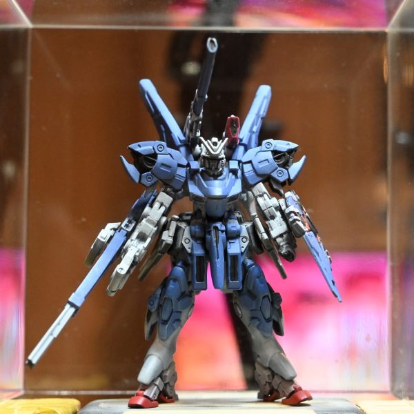 ダークグレーの塗り分けAQUEOUS XHUG08水星の魔女カラーガンダムファラクト グレーにしようと思ったけどなんか水性ホビーカラーの筆塗りが不安に思えたのでやめてファレホのダークグレーにしたぜんぜん筆村にならなかったさすがファレホ機体の色が引き締まった筆塗りはふき取りが少ないので楽ちん （2枚目）