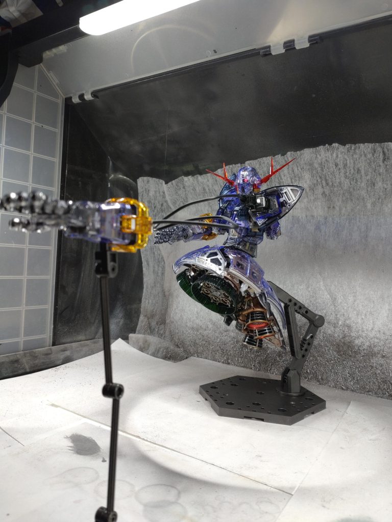 外装がクリアーの為、塗装が必要ないから作るの楽だと思って気楽に箱を開けたらパーツ量多いし、各モールドの細かさといったらもう!!情報量パない!!こりゃ大変だとなって完成まで一ヶ月もかかってしまいました！