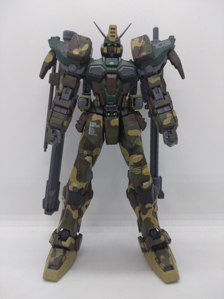 今回も市販の迷彩柄マスキングテープを使用しています。全身迷彩ではなく、胸周りにカラーを残すことでメリハリのある塗装になった気がします。