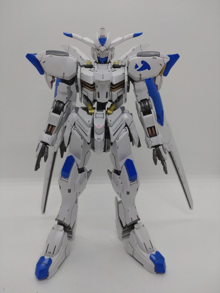 汚し前の状態主にガンダムフレームをシルバーやゴールドで塗装、成形色の青がなんとなく気に入らなかったので変更、胸や肩の黄色をゴールドで塗装してます。チョコレートの人、あんなに腹黒なのにこんなキレイなMSに乗っていたんですねw