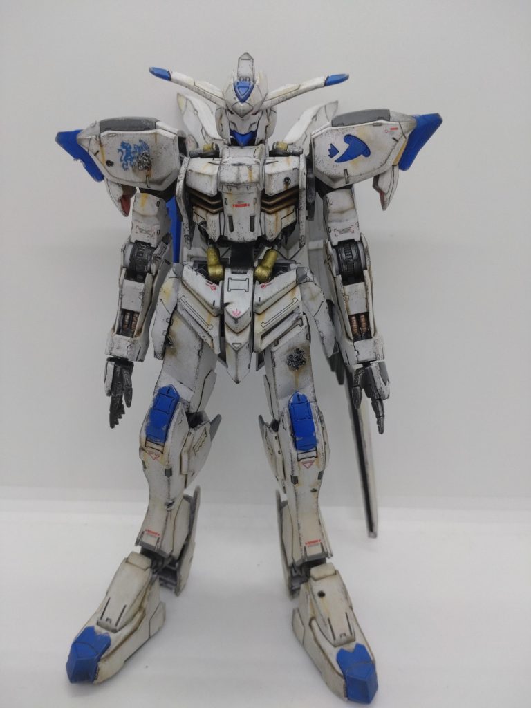 ウェザリングカラーでウォッシング、焼鉄色でチッピング、リアルタッチマーカーとウェザリングマスターで劣化加工、最後にちょこっとダメージ加工してます。最終決戦でキマリスヴィダールを倒し、そのまま戦い続けている姿をイメージしています。製作中モチベーションを高める為、KANA-BOONの「 Fighter」がひたすら流れていました🎧️🎶 