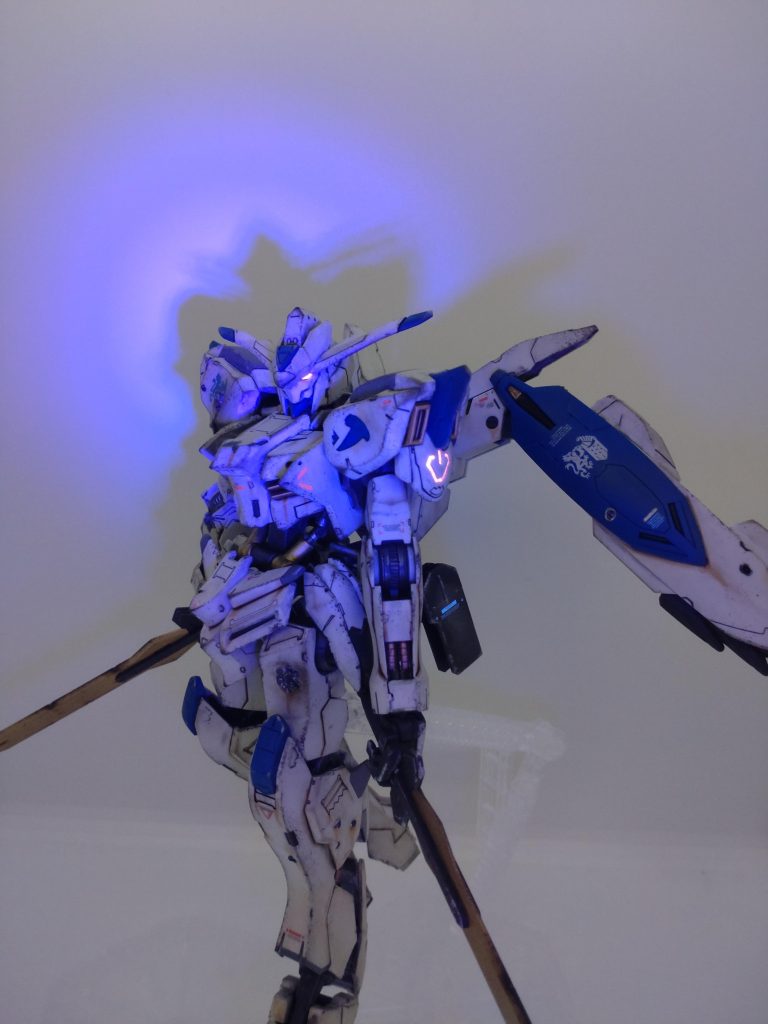 定番ですけど、目と電源マークは蛍光塗料で塗装してます。あの電源マークは結局何だったのでしょう？