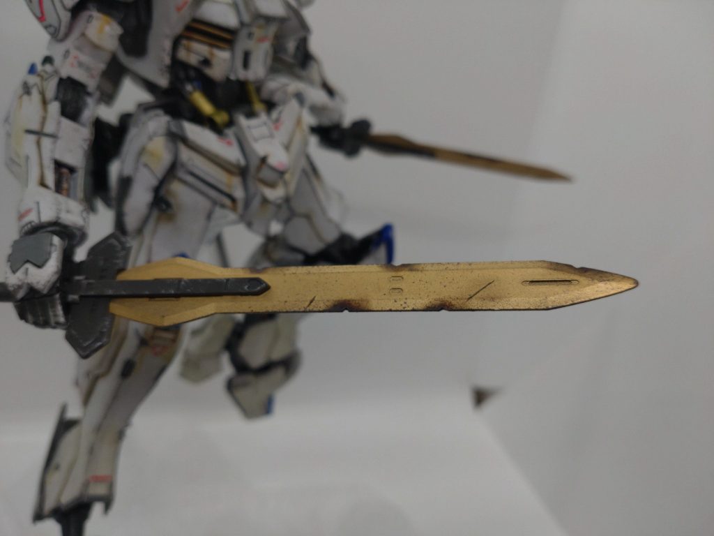 長時間の戦闘で、さすがのバエルソードも刃こぼれしています。