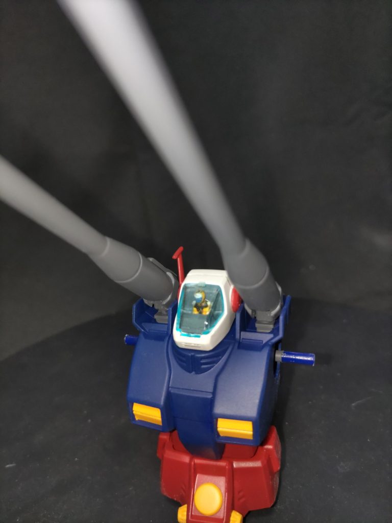 上半身完成、コクピットのフィギュアは削りとってMGフィギュアのパイロットに差し替え