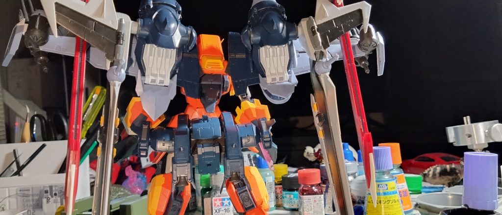 腰部はHG境界戦記アーロンライノの上半身丸々つけましたWノワールは７ｍｍ丸パイプさしてリュータで調整