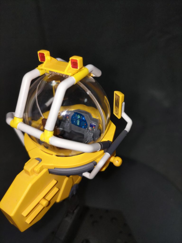 コクピットのモニターはいろいろデカール張り付けました