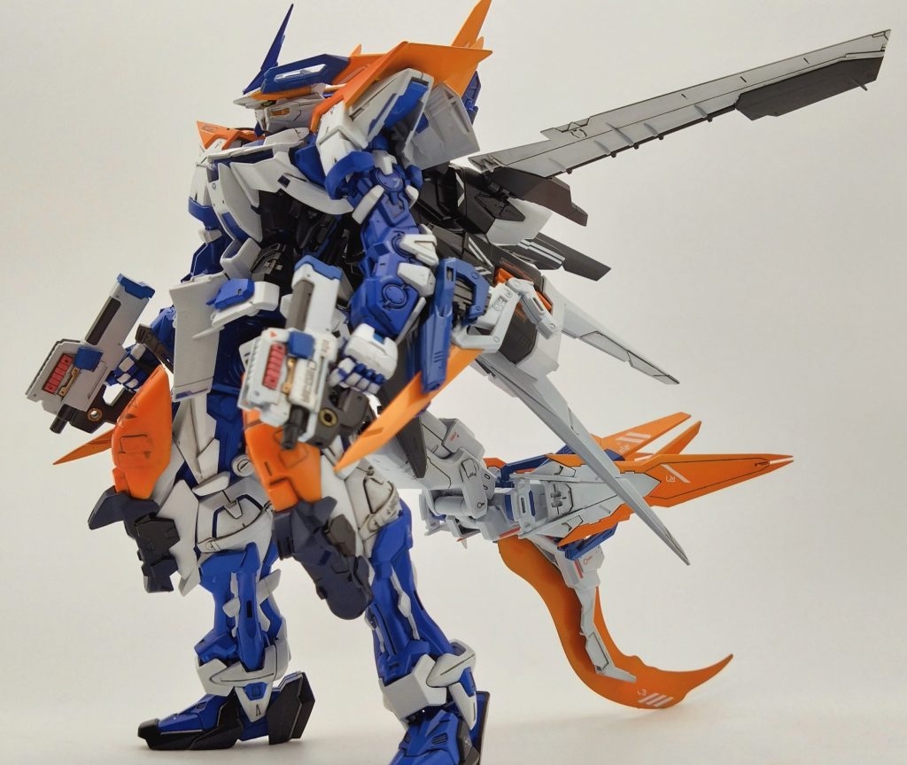 ＣE75年とある依頼で自らアコードと名乗る謎の組織による襲撃でファウンデーションのブラックナイトに似たＭＳ部隊の戦闘で甚大な被害を負われた劾とサーペントテールのメンバーたち、何とか逃げ延びたサーペントテールたちはオーブ国に潜伏し長年の腐れ縁ロウ・ギュールと劾の師匠ことダンテ・ゴルジャーニの協力で対ブラックナイト用に改良した、長年愛用したブルーフレームのミッションパック集大成ともいえる機体